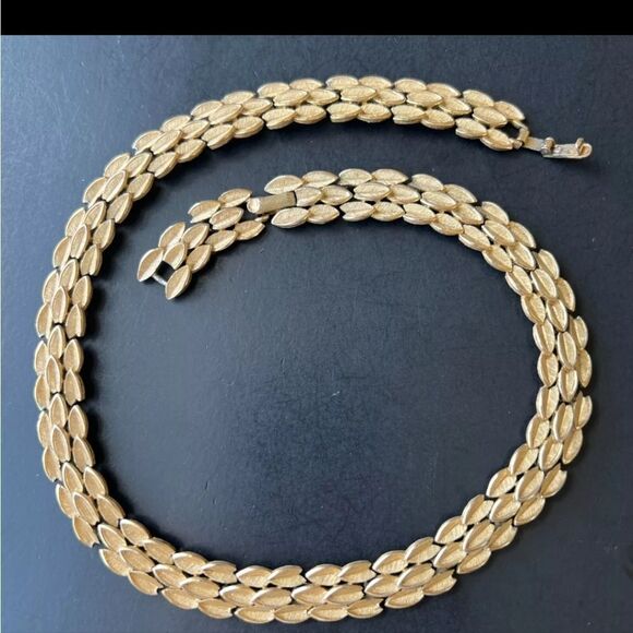 Signed CROWN TRIFARI Vintage Gold Tone Leaf Triple Row Retro Necklace - Picture 7 of 7